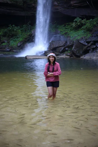 Donne Giocano Acqua Pescano Intorno Alla Cascata Huai Luang Phu — Foto Stock