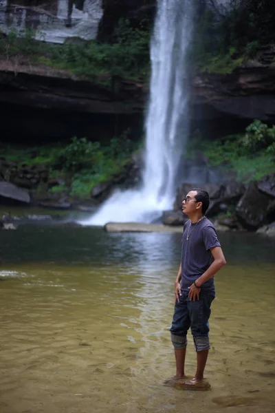 Muž Stojící Huai Luang Vodopád Phu Chongna Yoi Národního Parku — Stock fotografie