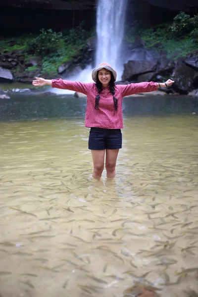 Donne Giocano Acqua Pescano Intorno Alla Cascata Huai Luang Phu — Foto Stock