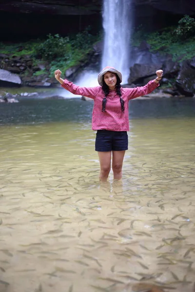 Donne Giocano Acqua Pescano Intorno Alla Cascata Huai Luang Phu — Foto Stock