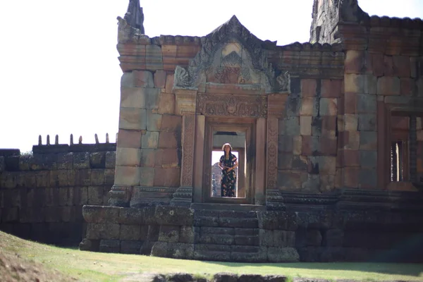 Mujer Está Entrada Prasat Mueang Tam Castillo Mueang Tam Buriram — Foto de Stock