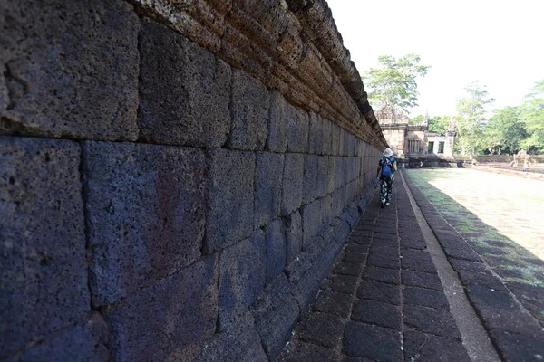 Una Mujer Junto Muro Prasat Mueang Tam Castillo Mueang Tam — Foto de Stock