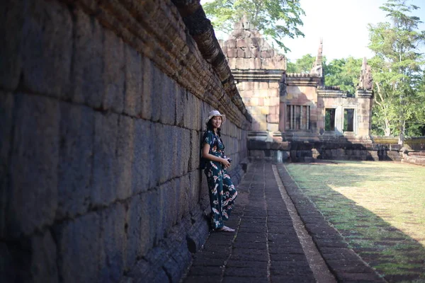 在泰国Buriram的Prasat Mueang Tam Mueang Tam城堡 墙边的一名妇女 — 图库照片