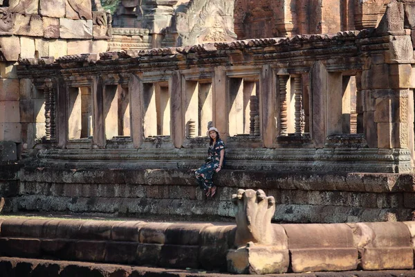 Mujer Está Ventana Del Prasat Mueang Tam Castillo Mueang Tam — Foto de Stock