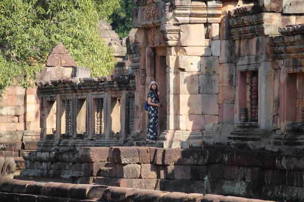 Vrouw Bij Ingang Van Prasat Mueang Tam Mueang Tam Kasteel — Stockfoto