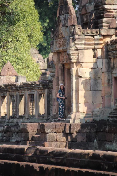 Vrouw Bij Ingang Van Prasat Mueang Tam Mueang Tam Kasteel — Stockfoto