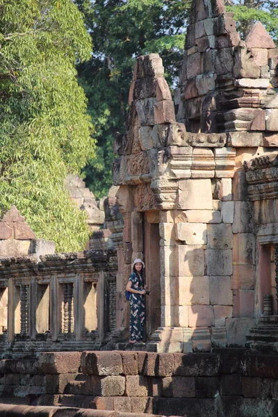 Mujer Está Entrada Prasat Mueang Tam Castillo Mueang Tam Buriram — Foto de Stock