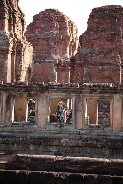 Vrouw Staat Voor Het Raam Van Prasat Mueang Tam Mueang — Stockfoto