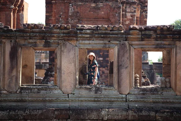 Mujer Está Ventana Del Prasat Mueang Tam Castillo Mueang Tam — Foto de Stock