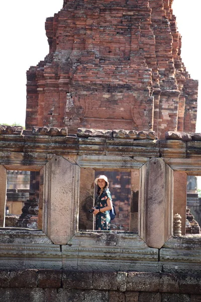 Mujer Está Ventana Del Prasat Mueang Tam Castillo Mueang Tam — Foto de Stock