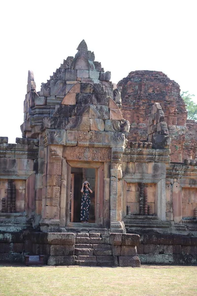 Mujer Está Entrada Prasat Mueang Tam Castillo Mueang Tam Buriram — Foto de Stock