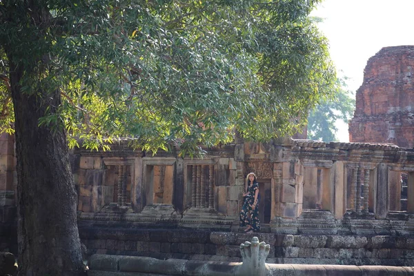Mulher Está Entrada Prasat Mueang Tam Castelo Mueang Tam Buriram — Fotografia de Stock