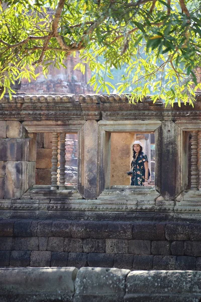 Mujer Está Ventana Del Prasat Mueang Tam Castillo Mueang Tam — Foto de Stock