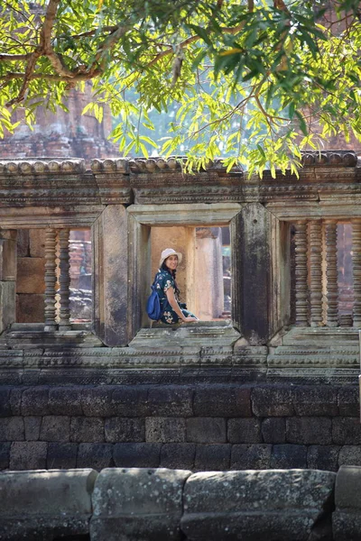 Mujer Está Ventana Del Prasat Mueang Tam Castillo Mueang Tam — Foto de Stock