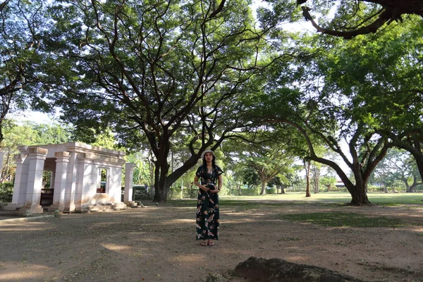 Γυναίκα Στέκεται Κάτω Από Chamchuri Tree Buriram Ταϊλάνδη — Φωτογραφία Αρχείου