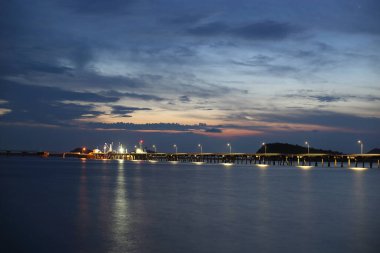 Akşamları Sattahip, Tayland 'da deniz ve iskele.
