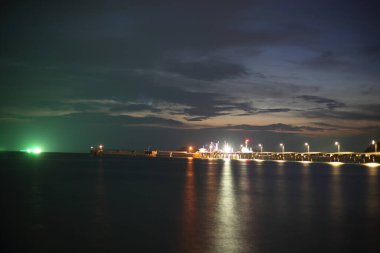 Akşamları Sattahip, Tayland 'da deniz ve iskele.