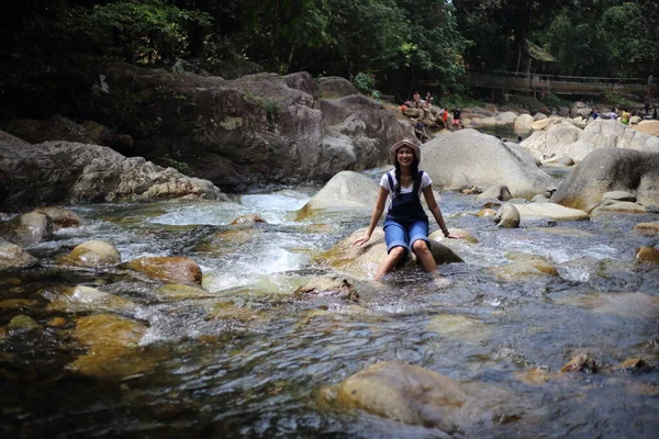 Donne Che Giocano Khlong Phaibun Waterfall Chanthaburi Thailandia — Foto Stock