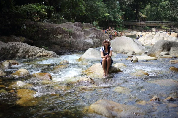 Kvinnor Spelar Skoj Khlong Phaibun Waterfall Chanthaburi Thailand — Stockfoto