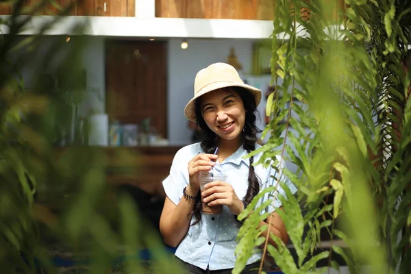 Woman Holding Drink Standing Garden — Stock Photo, Image