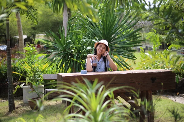 Mulher Sentada Jardim Com Plantas Verdes — Fotografia de Stock