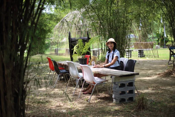 泰国瑞昂市的竹园里坐着一位女士 — 图库照片