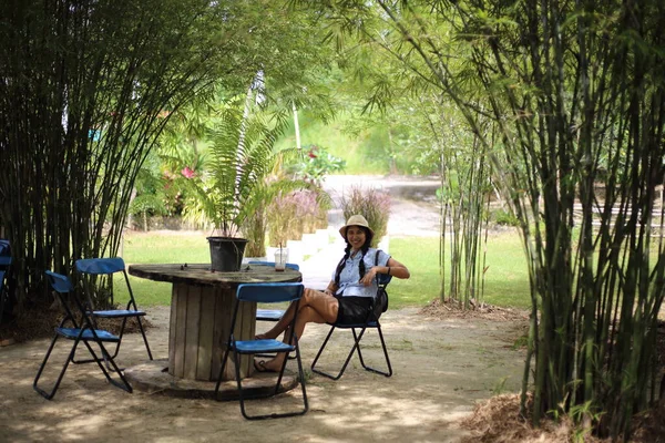 泰国瑞昂市的竹园里坐着一位女士 — 图库照片