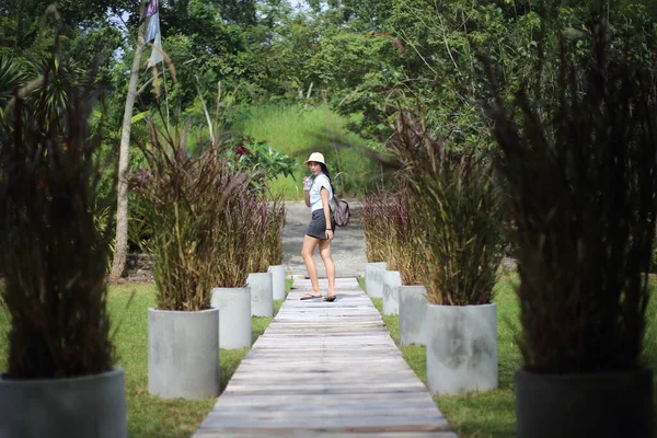 在泰国瑞昂花园散步的妇女 — 图库照片