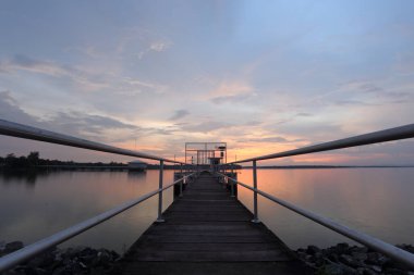 Dokkrai Reservoir ve gün batımını seyret Rayong, Tayland 'da su yansıması