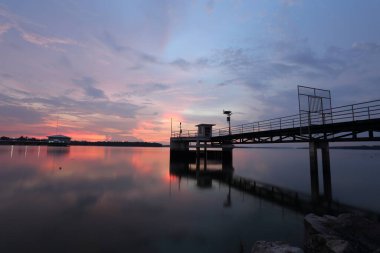 Dokkrai Reservoir ve gün batımını seyret Rayong, Tayland 'da su yansıması