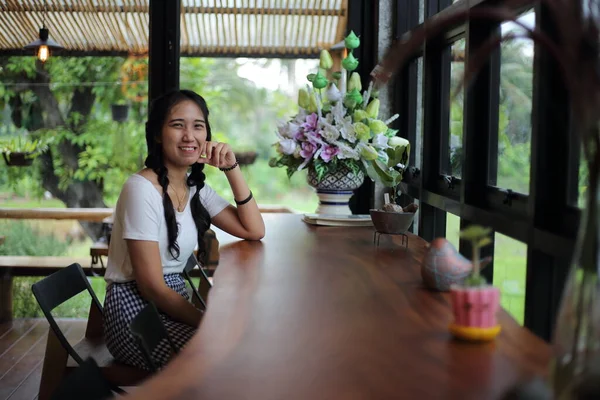 Mujer Sentada Café Chon Buri Tailandia —  Fotos de Stock