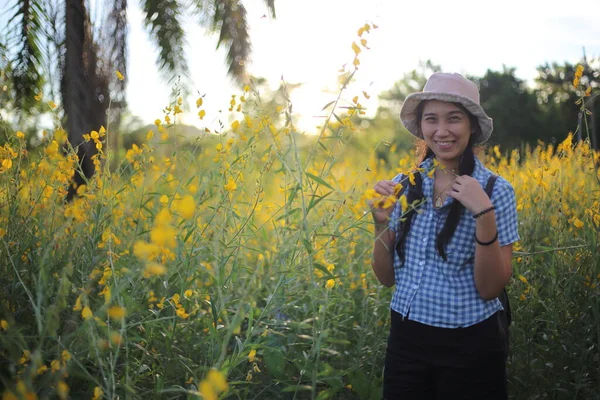 Eine Frau Steht Auf Einem Feld Thailändischen Rayong — Stockfoto