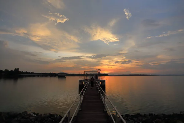Dokkrai Reservoir ve gün batımını seyret Rayong, Tayland 'da su yansıması