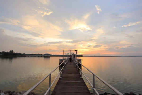 Dokkrai Reservoir Uitzicht Zonsondergang Waterreflectie Bij Rayong Thailand — Stockfoto
