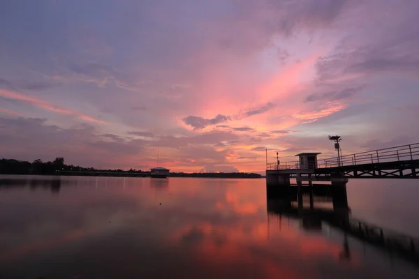 Dokkrai Reservoir Uitzicht Zonsondergang Waterreflectie Bij Rayong Thailand — Stockfoto