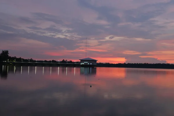 Dokkrai Reservoir Uitzicht Zonsondergang Waterreflectie Bij Rayong Thailand — Stockfoto