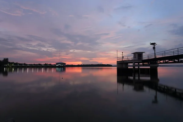 Dokkrai Reservoir ve gün batımını seyret Rayong, Tayland 'da su yansıması
