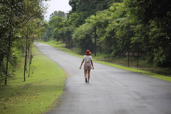 Chanthaburi Tayland Sokakta Duran Bir Kadın — Stok fotoğraf