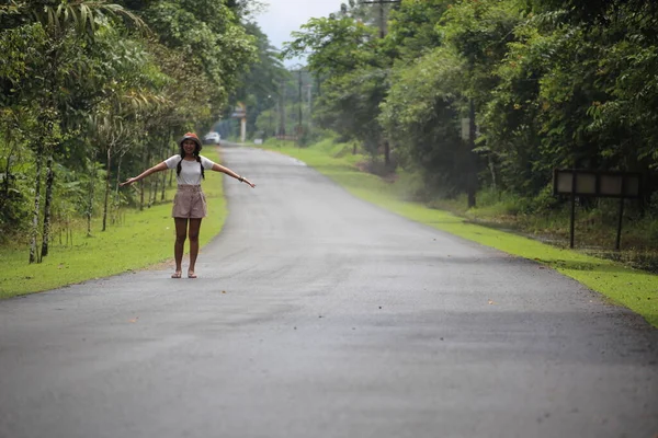 泰国昌塔布里 一名妇女站在街上 — 图库照片