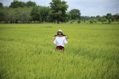Tayland, Rayong 'da pirinç tarlasında duran bir kadın.