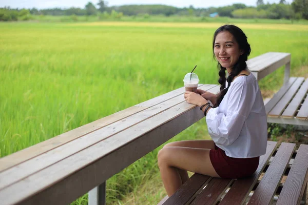 Mulher Sentada Assistindo Campos Arroz Rayong Tailândia — Fotografia de Stock