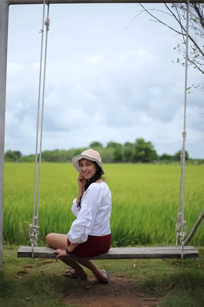 Mujer Sentada Columpio Campo Arroz Rayong Tailandia — Foto de Stock