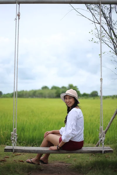 Donna Seduta Altalena Una Risaia Rayong Thailandia — Foto Stock