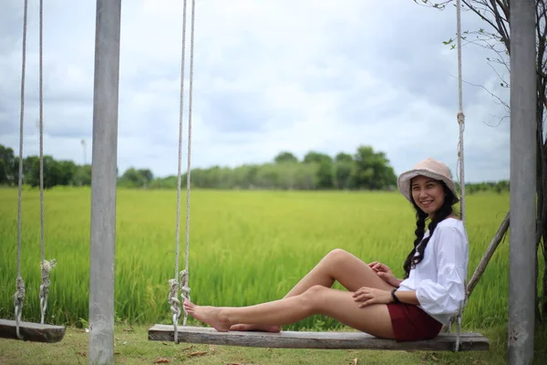 Mulher Sentada Balanço Campo Arroz Rayong Tailândia — Fotografia de Stock