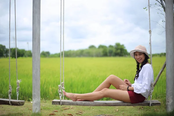 泰国瑞昂稻田里坐在秋千上的妇女 — 图库照片