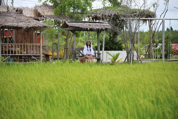 Rayong Tayland Oturan Bir Kadın Pirinç Tarlalarını Izliyor — Stok fotoğraf