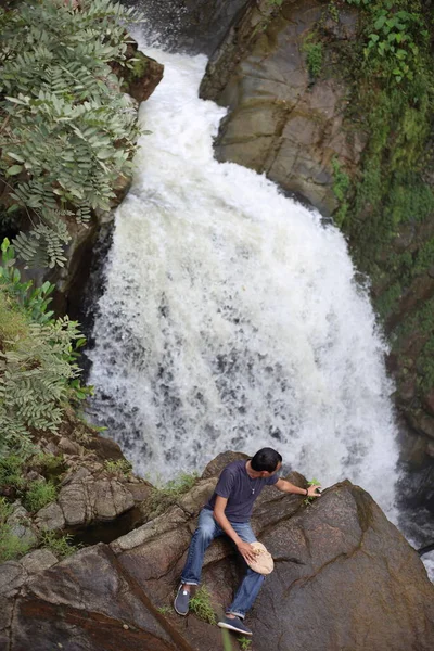 Людина Яка Насолоджується Видом Водоспад Національному Парку Ханг Ван Чао — стокове фото