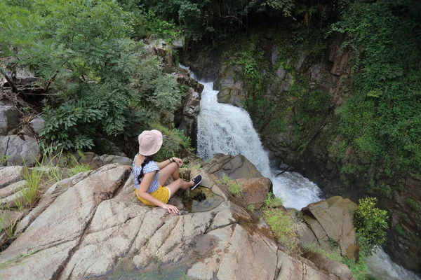 在泰国的Khlong Wang Chao Kamphaeng Phet国家公园观看瀑布的妇女 — 图库照片