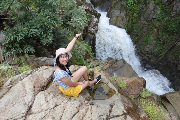 クロン チャオカンフェン国立公園の滝の景色を楽しむ女性 — ストック写真