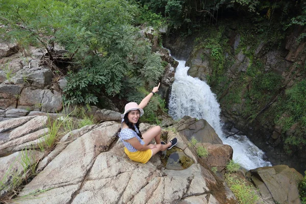 Donne Godono Vista Della Cascata Nel Khlong Wang Chao Kamphaeng — Foto Stock